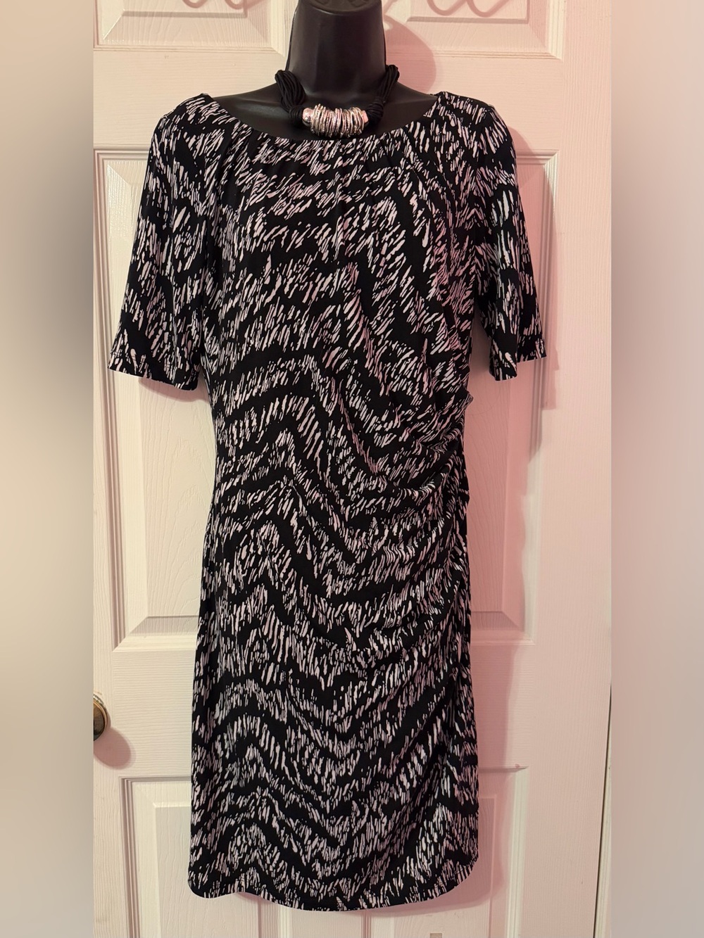 Ellen Tracy Black and White Abstract Ruched Sheath
Dress